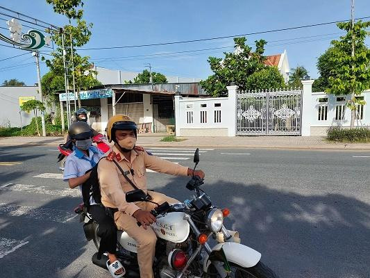 Cảnh sát giao thông hỗ trợ thí sinh bị hỏng phương tiện đến điểm thi (ảnh minh hoạ/ITN).