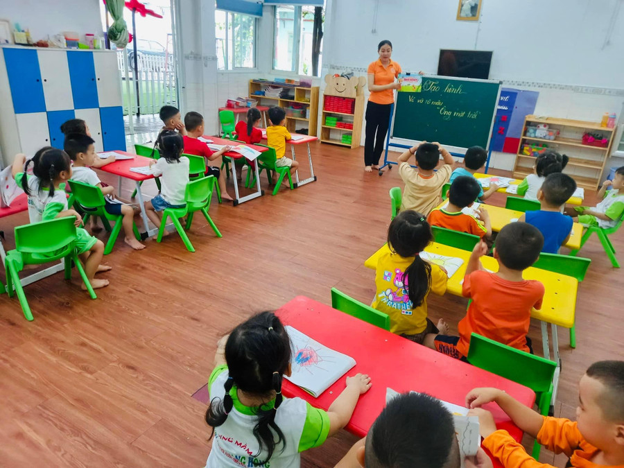 Trẻ trường mầm non Hương Nắng Hồng (TP Thủ Đức) trong một giờ học. Trẻ trường mầm non Hương Nắng Hồng (TP Thủ Đức) trong một giờ học.