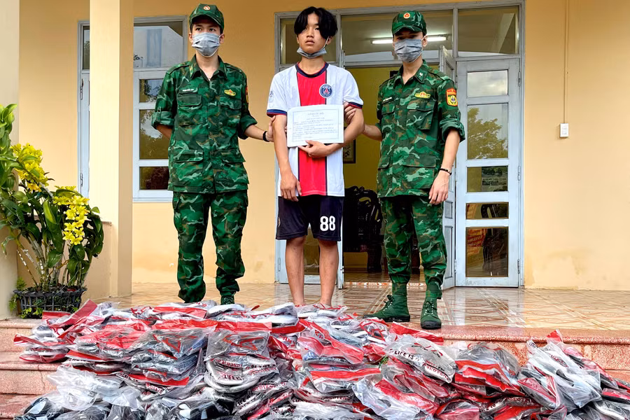 Đối tượng Võ Quốc Đô cùng toàn bộ tang vật.