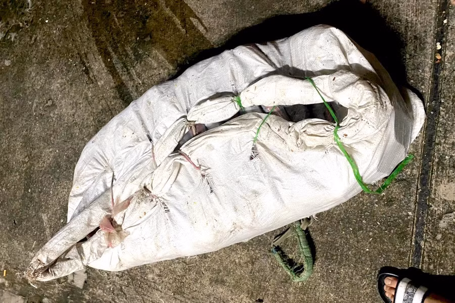 Lực lượng Biên phòng thu giữ các bao tải chứa gần 239 đôi dép nhập lậu.