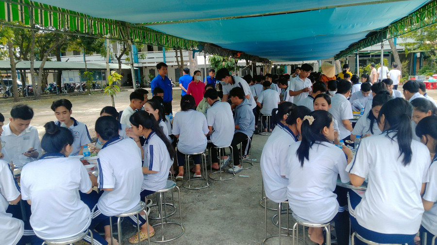 Thí sinh ở xa nhà được Tỉnh đoàn Long An hỗ trợ cơm trưa.