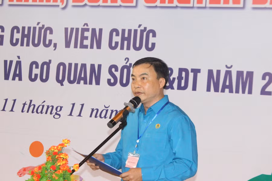 Ông Trần Hậu Tú - Chủ tịch Công đoàn ngành Giáo dục Hà Tĩnh phát biểu tại lễ khai mạc.