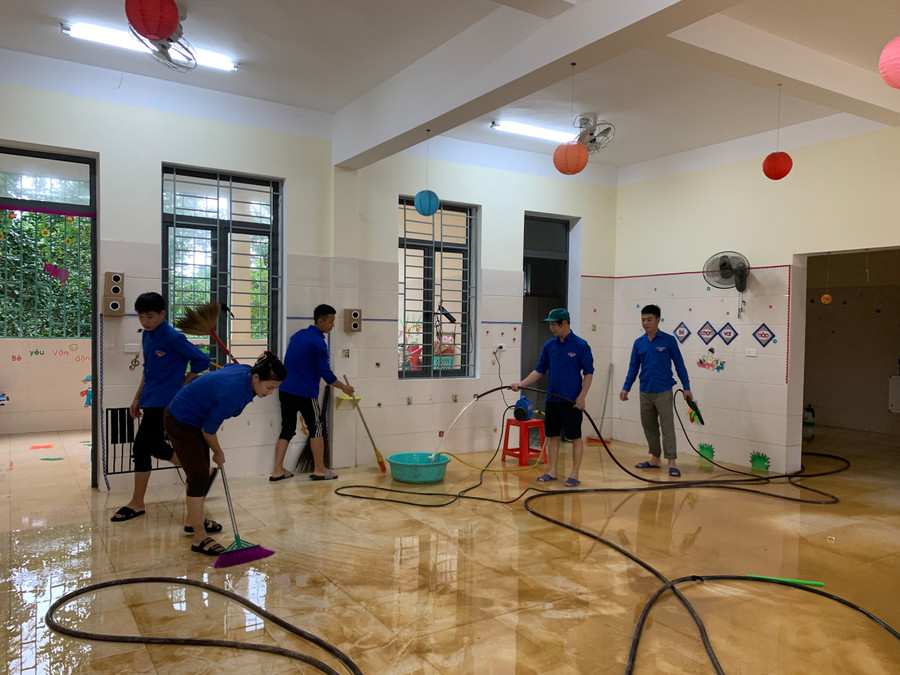 Đoàn viên xã Hương Đô (huyện Hương Khê) huy động lực lượng quét dọn trường học trên địa bàn xã. Đoàn viên xã Hương Đô (huyện Hương Khê) huy động lực lượng quét dọn trường học trên địa bàn xã.