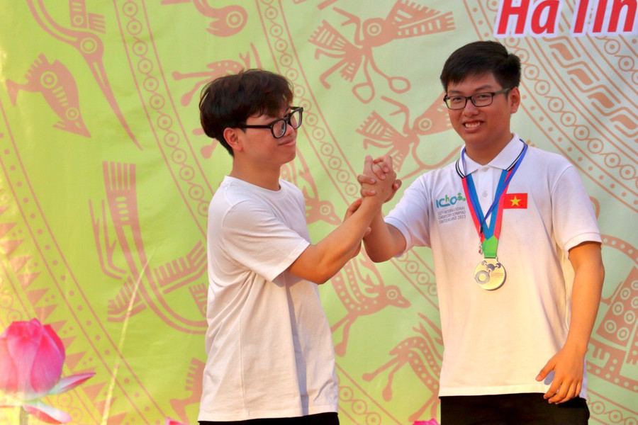 Em Phan Xuân Hành (HCV Olympic Hóa học 2022) chúc mừng em Đinh Cao Sơn. Em Phan Xuân Hành (HCV Olympic Hóa học 2022) chúc mừng em Đinh Cao Sơn.
