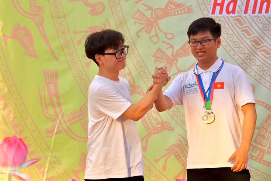 Em Phan Xuân Hành (HCV Olympic Hóa học 2022) chúc mừng em Đinh Cao Sơn.