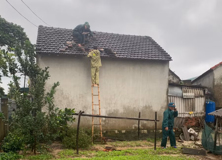 Lực lượng quân sự huyện Lộc Hà và chính quyền địa phương giúp người dân khắc phục hậu quả sau trận lốc xoáy.