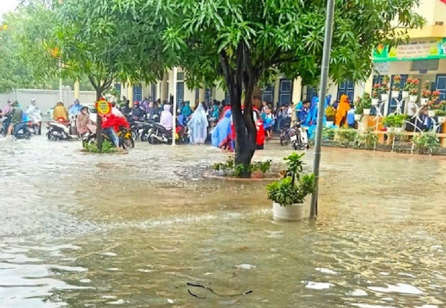 Phụ huynh trường Tiểu học Thạch Kim (Lộc Hà) đón con sau khi có thông báo của nhà trường. Phụ huynh trường Tiểu học Thạch Kim (Lộc Hà) đón con sau khi có thông báo của nhà trường.