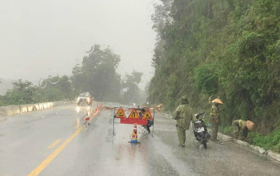 Đất đá sạt lở gây cản trở giao thông tại Quốc lộ 8A (huyện Hương Sơn, Hà Tĩnh).