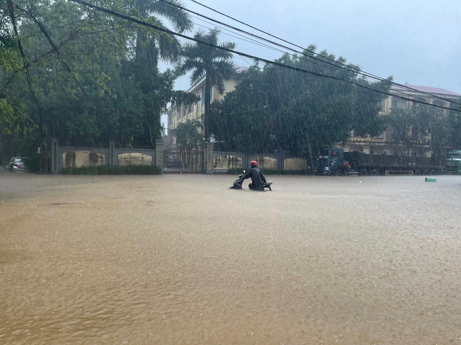 Người dân Can Lộc (Hà Tĩnh) bì bõm sau trận mưa lớn.