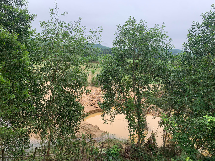 Khoảng 100m3 đất đá trôi theo dòng nước. Khoảng 100m3 đất đá trôi theo dòng nước.