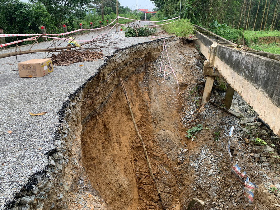 Tuyến đường Hải Thượng Lãn Ông (thị trấn Vũ Quang, huyện Vũ Quang, Hà Tĩnh) bị sạt lở nghiêm trọng. Tuyến đường Hải Thượng Lãn Ông (thị trấn Vũ Quang, huyện Vũ Quang, Hà Tĩnh) bị sạt lở nghiêm trọng.