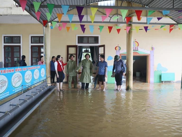 Lãnh đạo huyện Can Lộc kiểm tra các trường học ngập lụt trên địa bàn. Lãnh đạo huyện Can Lộc kiểm tra các trường học ngập lụt trên địa bàn.