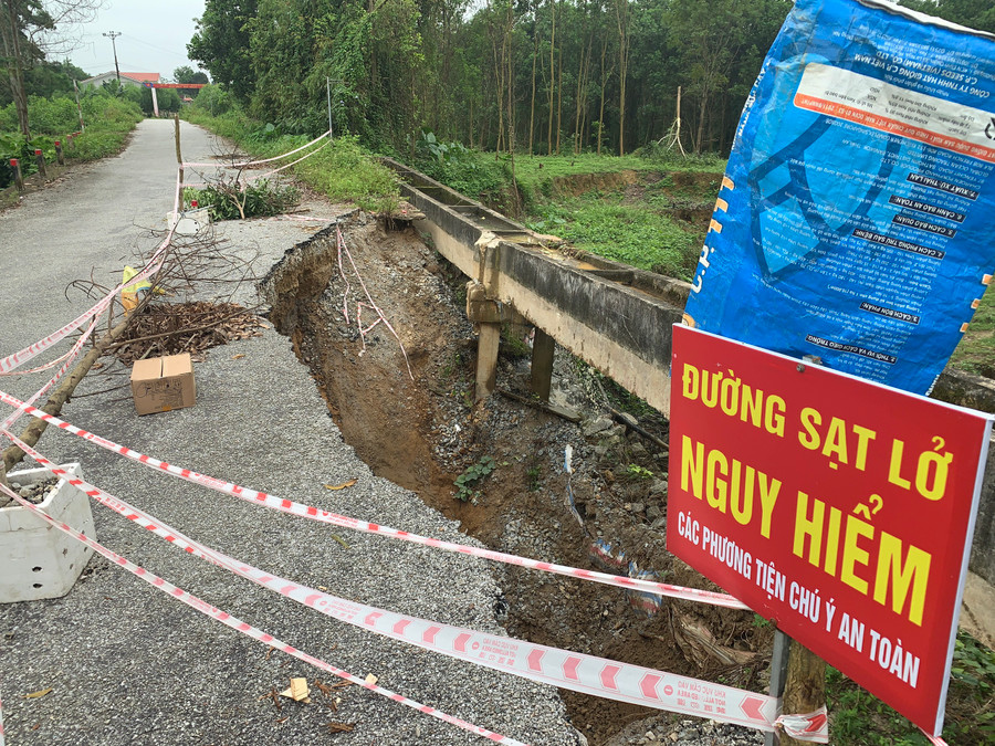 Cơ quan chức năng dựng hàng rào và lắp biển cảnh báo người dân đi qua đoạn đường. Cơ quan chức năng dựng hàng rào và lắp biển cảnh báo người dân đi qua đoạn đường.