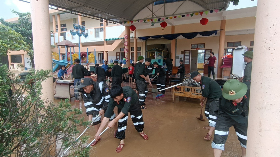 Gần 300 chiến sỹ công an của Trung đoàn Cảnh sát Cơ động thuộc Bộ Công an và Công an tỉnh Hà Tĩnh được tăng cường giúp các trường học dọn dẹp sau mưa lũ. Gần 300 chiến sỹ công an của Trung đoàn Cảnh sát Cơ động thuộc Bộ Công an và Công an tỉnh Hà Tĩnh được tăng cường giúp các trường học dọn dẹp sau mưa lũ.