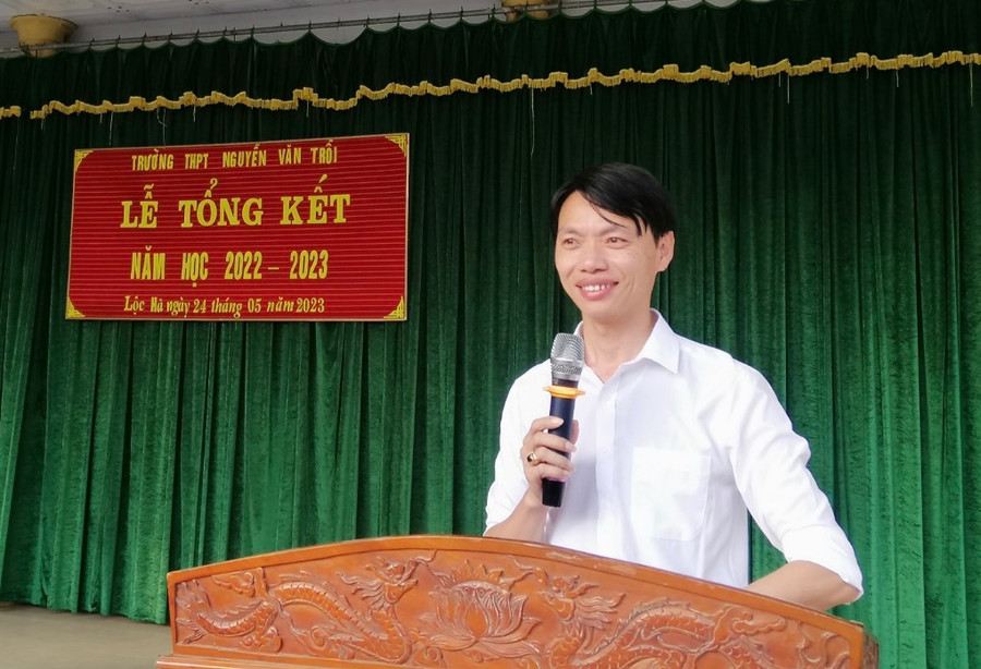 Thầy giáo Phan Duy Diễn – Phó Hiệu trưởng Trường THPT Nguyễn Đổng Chi (huyện Lộc Hà, Hà Tĩnh). Thầy giáo Phan Duy Diễn – Phó Hiệu trưởng Trường THPT Nguyễn Đổng Chi (huyện Lộc Hà, Hà Tĩnh).