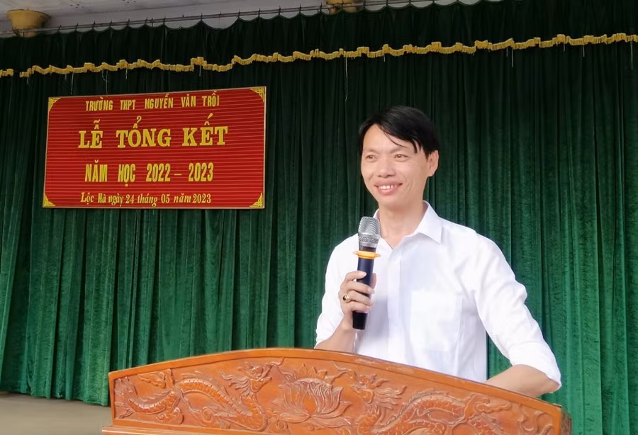 Thầy giáo Phan Duy Diễn – Phó Hiệu trưởng Trường THPT Nguyễn Đổng Chi (huyện Lộc Hà, Hà Tĩnh).