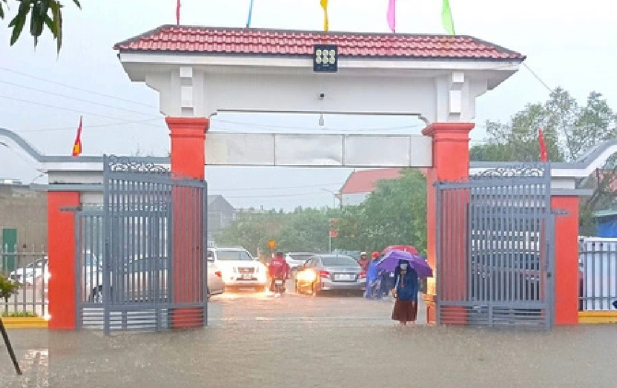 Trường THCS Mỹ Châu (huyện Lộc Hà) ngập từ 0,3 -0,8m. Trường THCS Mỹ Châu (huyện Lộc Hà) ngập từ 0,3 -0,8m.