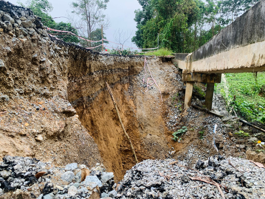 Vụ sạt lở xảy ra sau nhiều ngày mưa lớn. Vụ sạt lở xảy ra sau nhiều ngày mưa lớn.