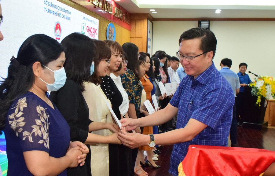 Ông Nguyễn Bảo Quốc, Phó Giám đốc Sở GD&amp;ĐT trao chứng nhận cho các cán bộ.