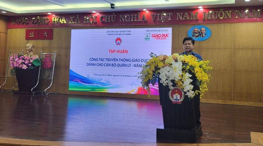 Ông Hồ Tấn Minh phát biểu tại buổi trao giấy chứng nhận.