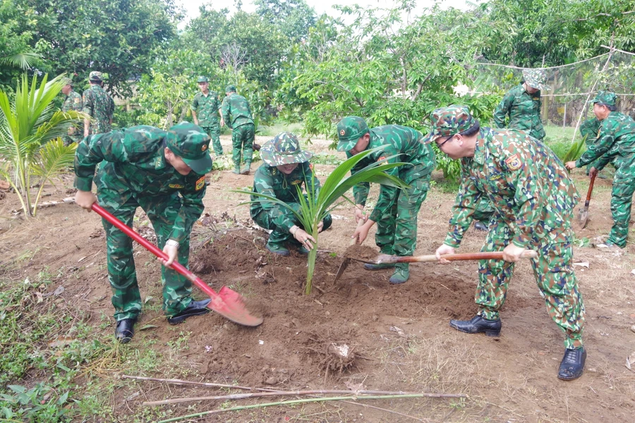  Lãnh đạo BĐBP tỉnh Sóc Trăng cùng lãnh đạo các đơn vị tham gia trồng cây ăn trái trong khuôn viên đồn Biên phòng Trung Bình, BĐBP Sóc Trăng.