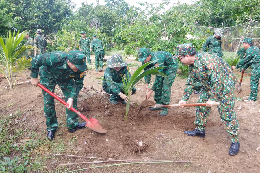  Lãnh đạo BĐBP tỉnh Sóc Trăng cùng lãnh đạo các đơn vị tham gia trồng cây ăn trái trong khuôn viên đồn Biên phòng Trung Bình, BĐBP Sóc Trăng.