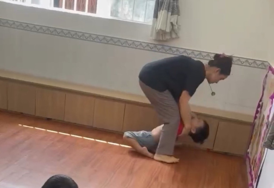 Chủ nhóm lớp mẫu giáo Tí Bo ngồi lên trẻ, đánh trẻ. Ảnh: Cắt từ Clip. Chủ nhóm lớp mẫu giáo Tí Bo ngồi lên trẻ, đánh trẻ. Ảnh: Cắt từ Clip.
