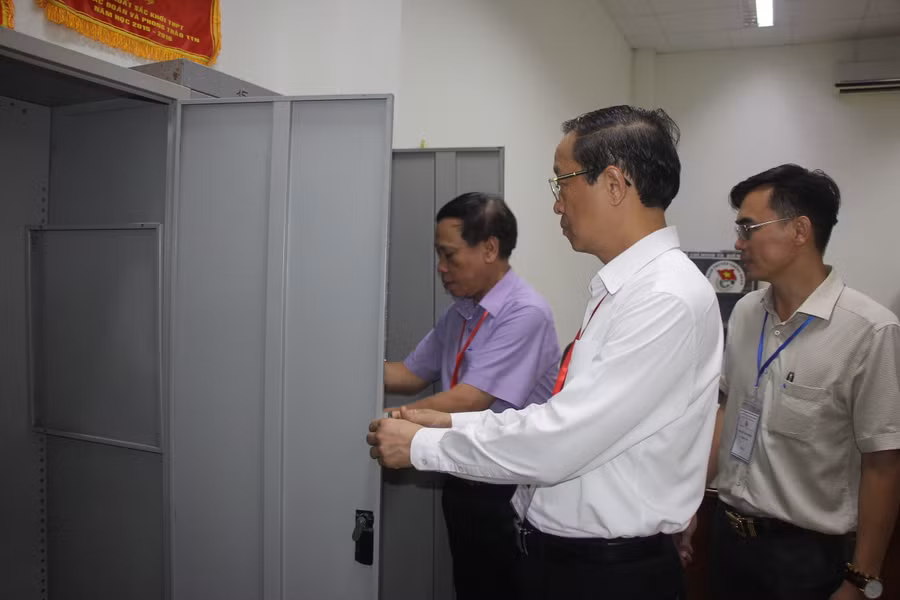 Thứ trưởng Phạm Ngọc Thưởng kiểm tra tủ đựng bài thi tại điểm thi Trường THPT Trấn Biên.