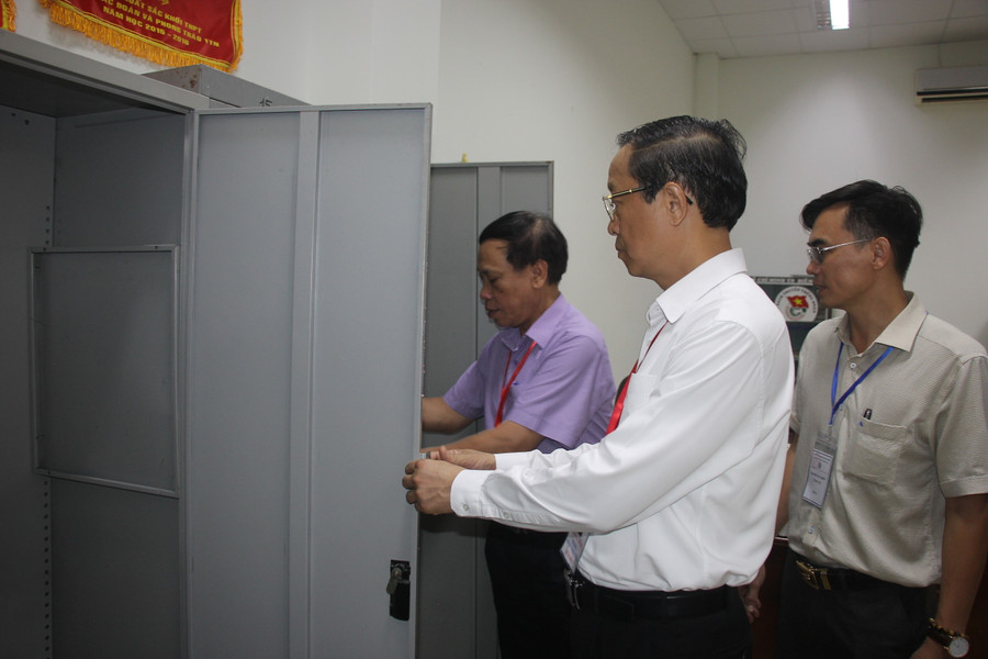 Thứ trưởng Phạm Ngọc Thưởng kiểm tra tủ đựng bài thi tại điểm thi Trường THPT Trấn Biên. Thứ trưởng Phạm Ngọc Thưởng kiểm tra tủ đựng bài thi tại điểm thi Trường THPT Trấn Biên.