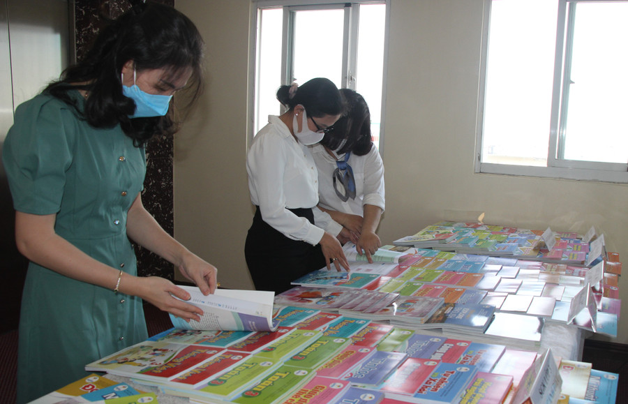 Cán bộ, giáo viên tham khảo sách giáo khoa theo chương trình GDPT 2018. Cán bộ, giáo viên tham khảo sách giáo khoa theo chương trình GDPT 2018.