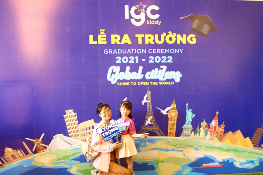 Phụ huynh cùng con đến tham dự buổi lễ ra trường. Phụ huynh cùng con đến tham dự buổi lễ ra trường.