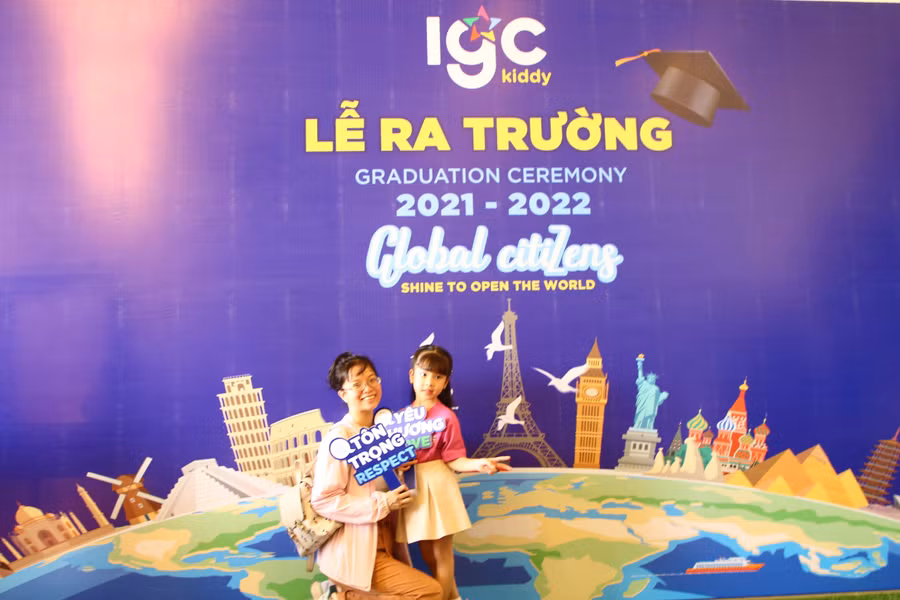 Phụ huynh cùng con đến tham dự buổi lễ ra trường.