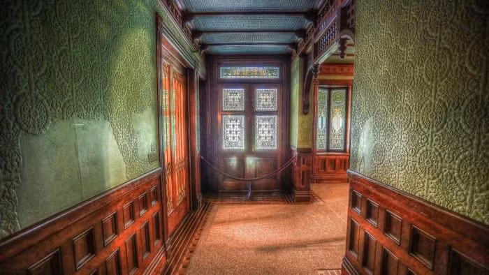 Hành lang quanh co, ngoằn ngoằn ngoèo.