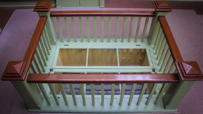 Cánh cửa giả trong biệt thự này rất nguy hiểm.