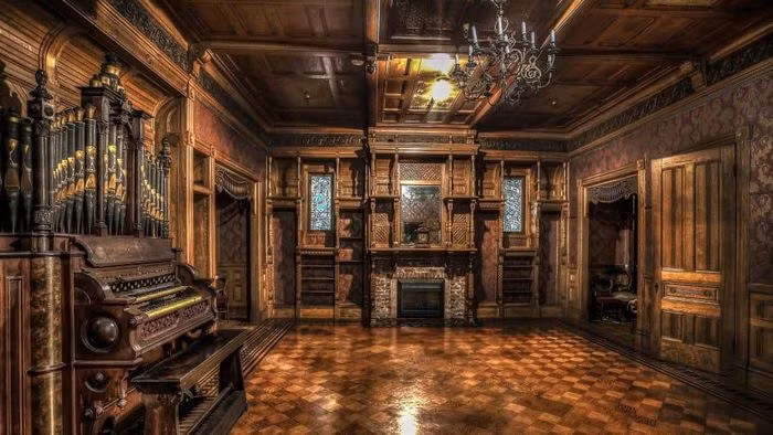 Phòng khiêu vũ ghê rợn, kỳ quái.