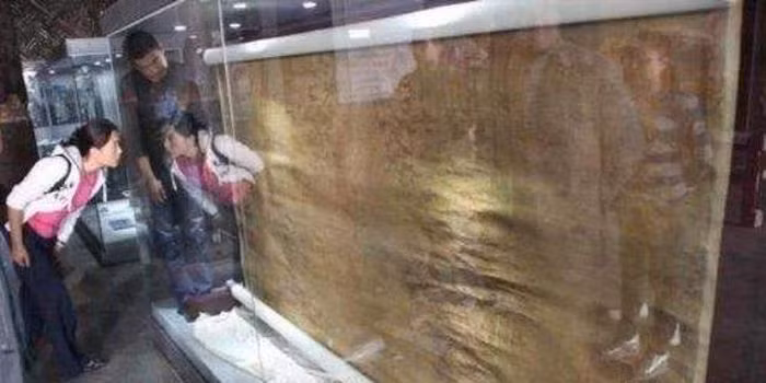 Tấm chăn quý giá này vô tình bị mộ tặc bỏ quên trong khi vơ vét của cải trong lăng mộ Từ Hy thái hậu.