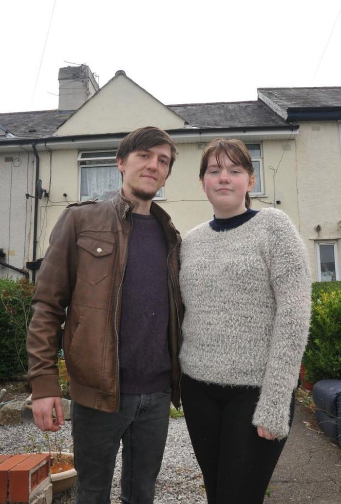 Dọn nhà cho bà, cặp đôi phát hiện gia đình sống cạnh "tử thần" gần 50 năm ảnh 1