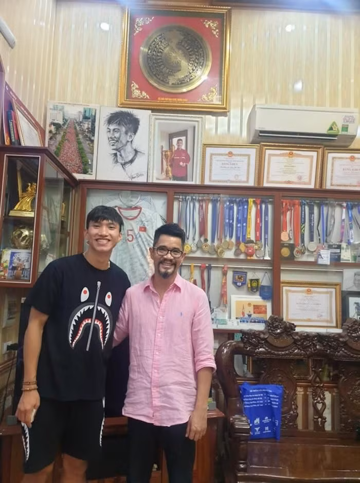 Cả hai tạo dáng như những người anh em thân thiết.