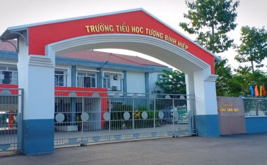 Trường tiểu học Tương Bình Hiệp nơi học sinh lớp 5 tử vong dưới sân trường.