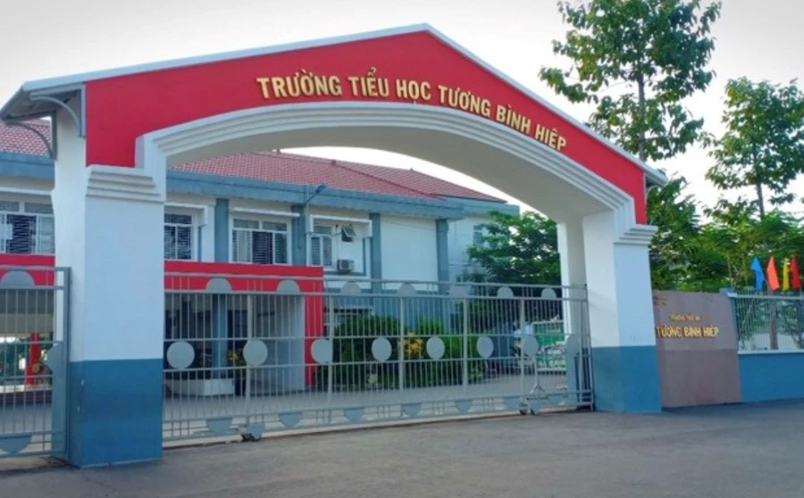 Trường tiểu học Tương Bình Hiệp nơi học sinh lớp 5 tử vong dưới sân trường.