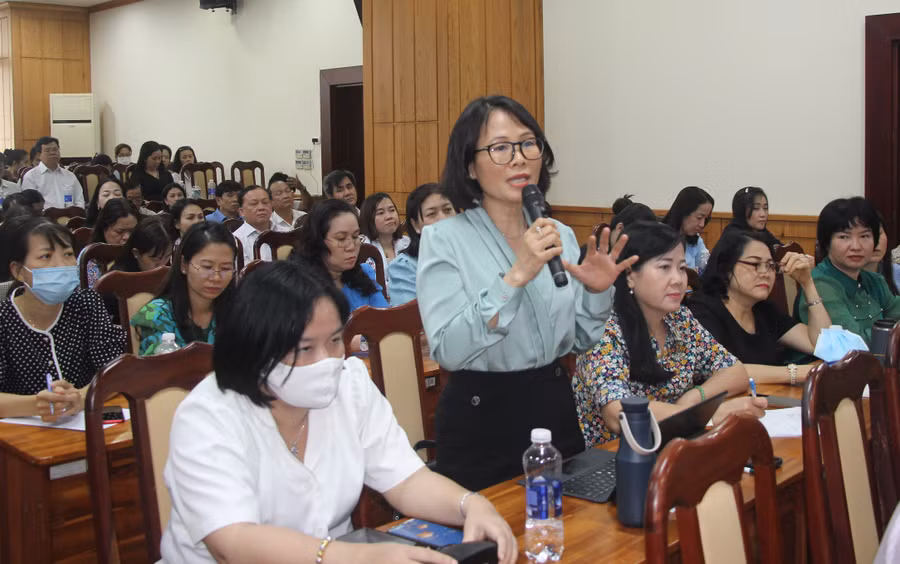 Bà Lê Thị Xinh, Phó trưởng phòng GD&amp;ĐT TP Thủ Đức phát biểu tại hội nghị.