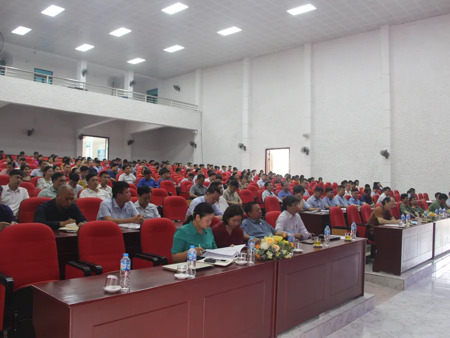 Hơn 250 cán bộ, giáo viên tham dự Hội nghị. 