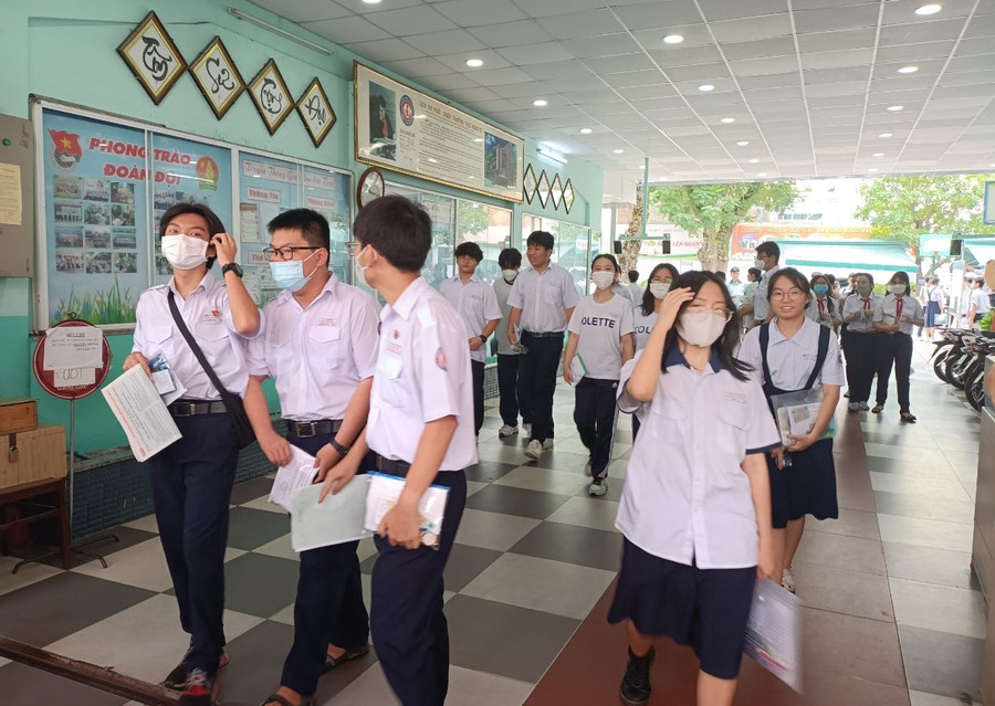 Thí sinh tại điểm thi Trường THCS Colette phấn khởi sau khi kết thúc thi môn Toán. Thí sinh tại điểm thi Trường THCS Colette phấn khởi sau khi kết thúc thi môn Toán.