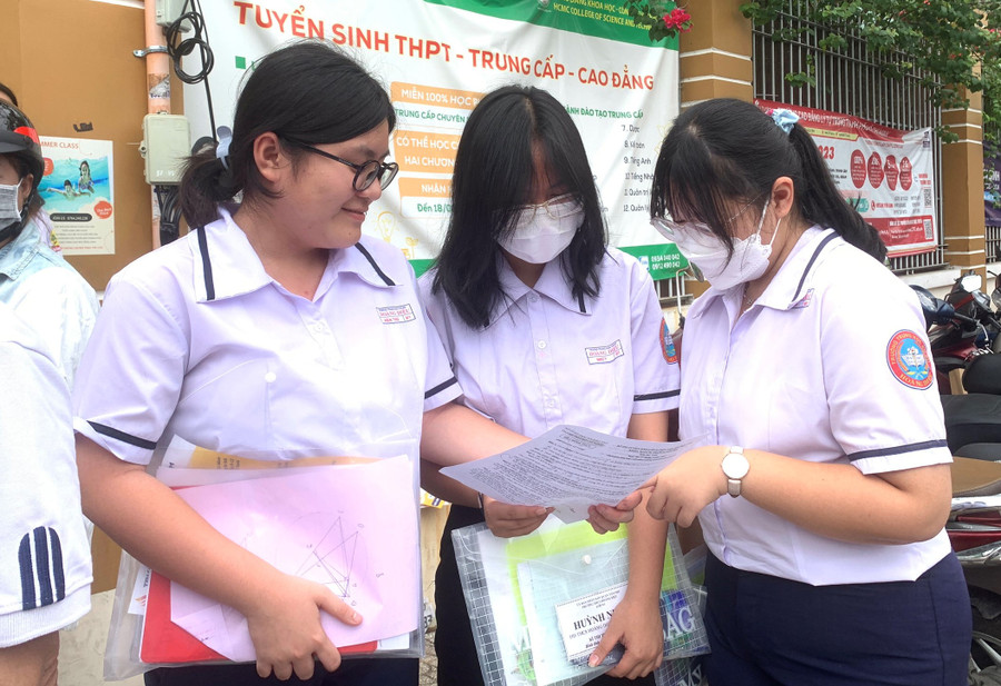 Thí sinh tại điểm thi Trường THCS Hoàng Diệu thảo luận sau khi kết thúc môn Toán. Thí sinh tại điểm thi Trường THCS Hoàng Diệu thảo luận sau khi kết thúc môn Toán.