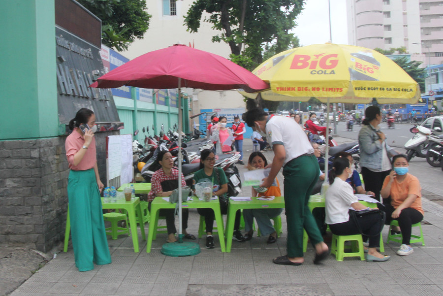 Giáo viên các trường có học sinh thi tại điểm thi Trường THCS Hà Huy Tập có mặt từ rất sớm để điểm danh học sinh. Giáo viên các trường có học sinh thi tại điểm thi Trường THCS Hà Huy Tập có mặt từ rất sớm để điểm danh học sinh.