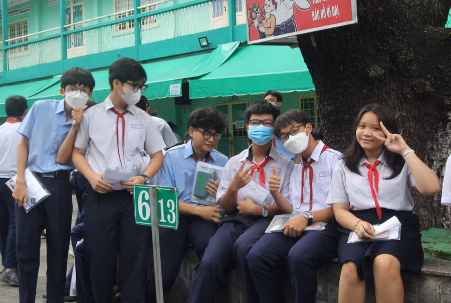 Thí sinh tại điểm thi Trường THCS Hà Huy Tập vui vẻ trước khi bước vào thi môn Toán.