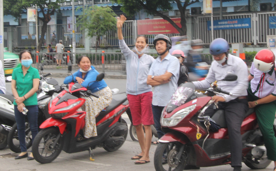 Phụ huynh động viên con trước khi vào điểm thi. Phụ huynh động viên con trước khi vào điểm thi.