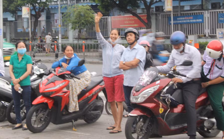 Phụ huynh động viên con trước khi vào điểm thi.