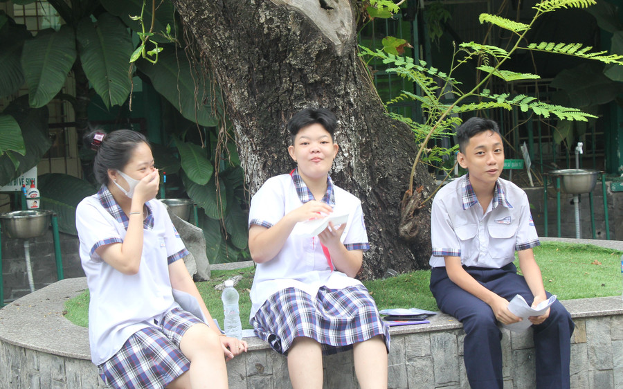 Nhiều thí sinh đến sớm tranh thủ ăn sáng. Nhiều thí sinh đến sớm tranh thủ ăn sáng.