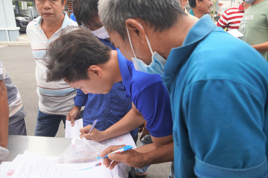 Các chủ tàu và thuyền trưởng cùng nhau ký cam kết không khai thác, đánh bắt hải sản bất hợp pháp, không báo cáo, không theo quy định.